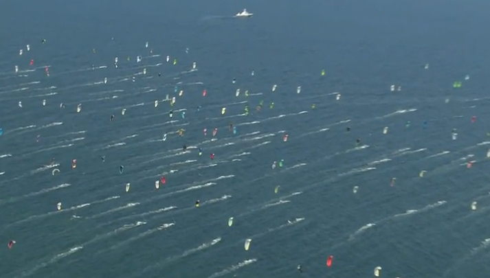 Самая длинная гонка кайтсерфингистов в мире смотреть онлайн