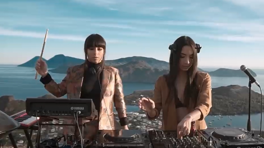 Giolì & Assia - #DiesisLive @Vulcano, Aeolian Islands [Handpan Set] смотреть онлайн