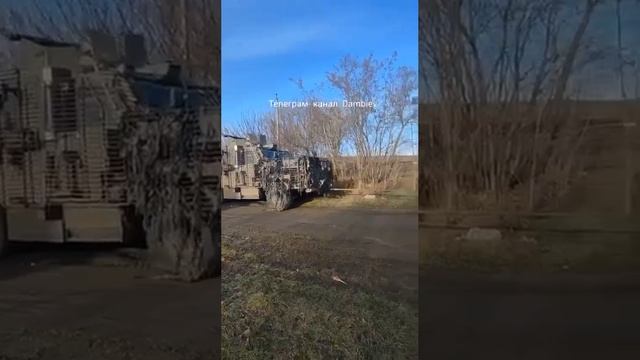 Два поврежденных британских  бронеавтомобиля Wolfhound украинской армии  где-то в зоне проведения