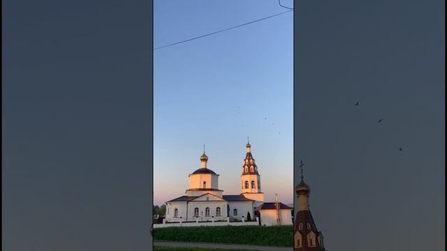 Над храмом ласточки, стрижи… смотреть онлайн