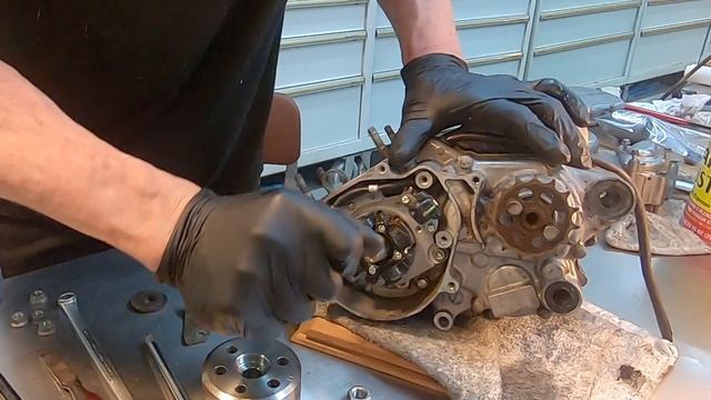 Honda CR85 Engine - Teardown смотреть онлайн