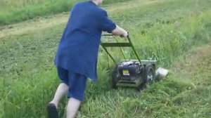Как косит высокую траву газонокосилка