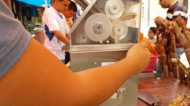 Как на улицах Акко в Израиле готовят сок из сахарного тростника смотреть онлайн