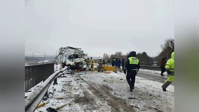 21.12.20 Лоб в лоб столкнулись четыре грузовика. Трасса Пермь - Екатеринбург смотреть онлайн