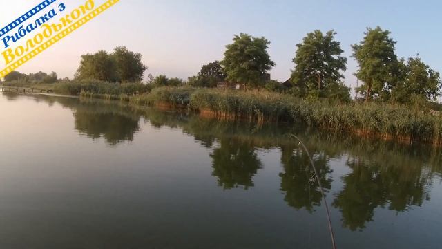 Знайшов гарне окуневе місце на ставку! Спінінгова риболовля на ставку з човна! смотреть онлайн