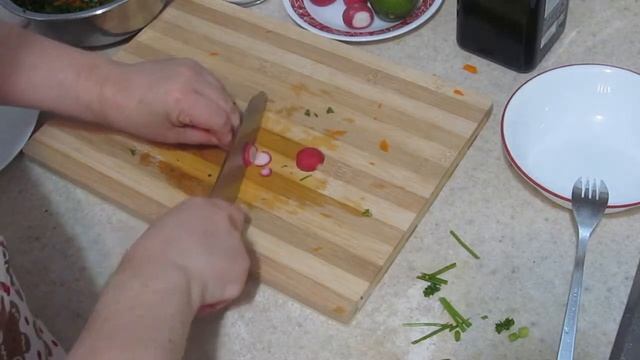 Вкусный салат из свежей капусты "Весенний". Мамин рецепт. смотреть онлайн