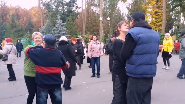 БАНЯ!??/ЗАДОРНАЯ ПЕСНЯ И ТАНЦЫ В ПАРКЕ ГОРЬКОГО ХАРЬКОВ ОКТЯБРЬ 2021 смотреть онлайн