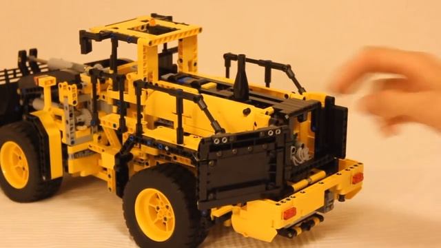ЛЕГО Техник 42030 Погрузчик Вольво – Обзор / LEGO Technic Volvo L350F Wheel Loader – Review смотреть онлайн