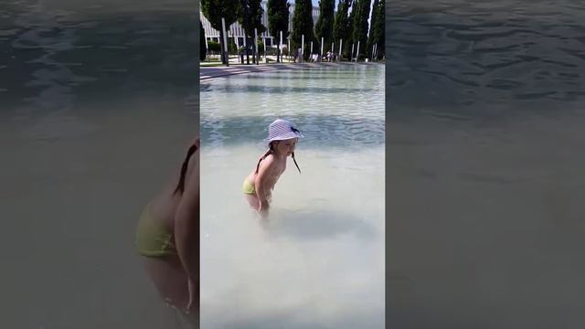 Эвелина купается в фонтане смотреть онлайн