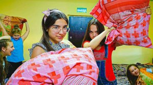 БОЙ ПОДУШКАМИ В ЛАГЕРЕ!! (Крутые Детки) Cool Kids