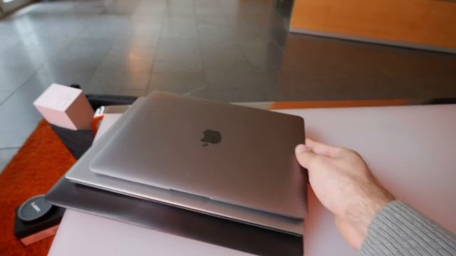 Apple Macbook vs. Dell XPS 13 vs. Asus UX305F Comparison [4K UHD] смотреть онлайн
