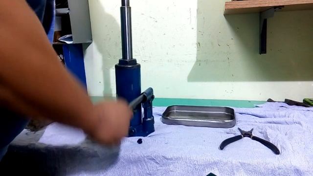 Залить масло и прокачать домкрат 3 тонны Мерседес спринтер смотреть онлайн