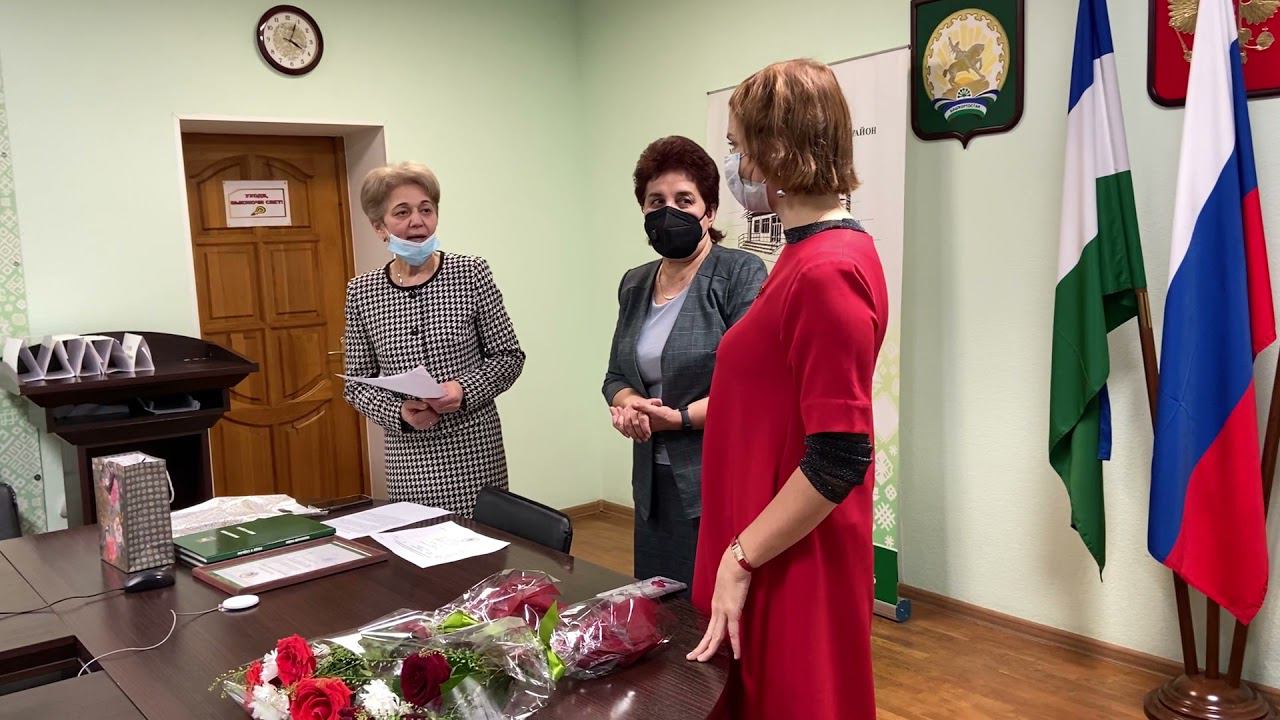 Вручение памятных подарков ко Дню матери