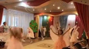 танец бабочек из спектакля "Муха-цокотуха" в группе орн для детей от 6 до 7 лет.