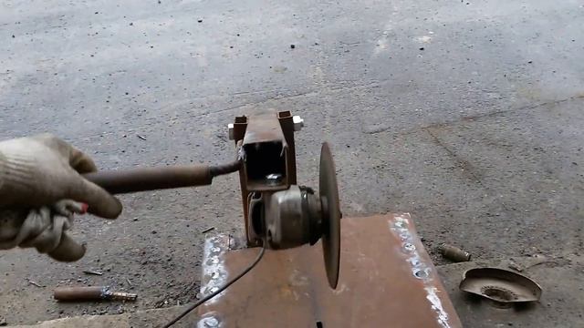 Отрезной станок по металлу своими руками за 40 мин.Homemade cutting machine for metal. смотреть онлайн