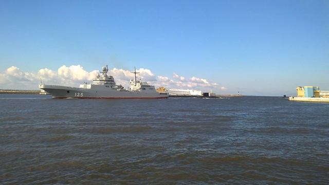 Проход военных кораблей на парад ВМФ 2017, через дамбу СПБ. смотреть онлайн