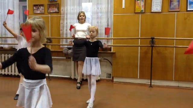С ритмики с флагами смотреть онлайн
