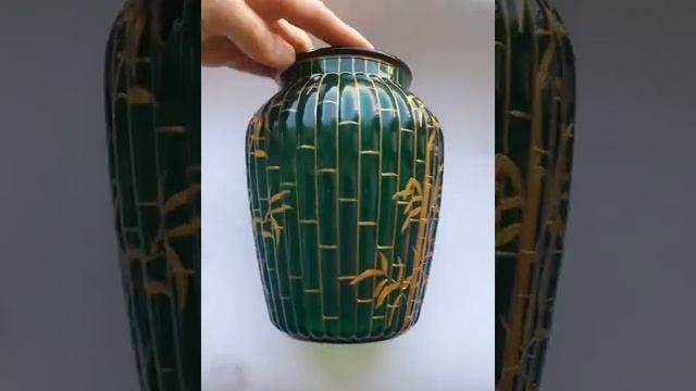 Зеленая стеклянная ваза с бамбуковым тростником