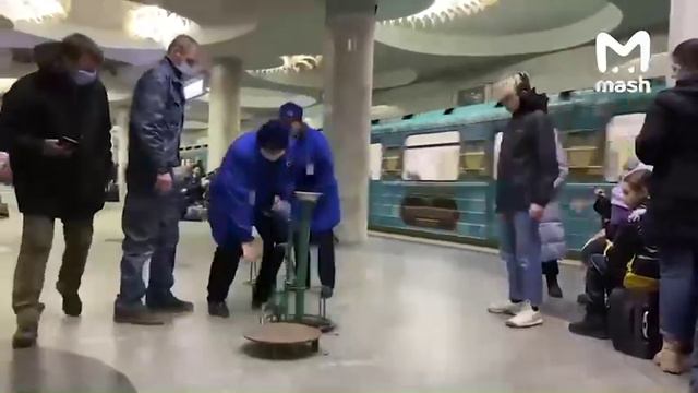 Харьков прямо сейчас. Люди стоят в очередях к банкоматам. В метро начали раздавать питьевую воду