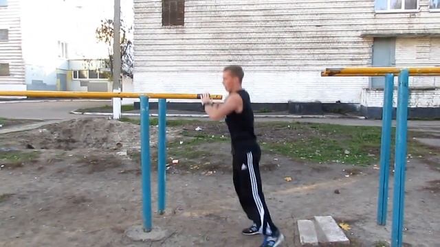 WORKOUT | Обучалка "Хлопки на брусьях за спиной" смотреть онлайн