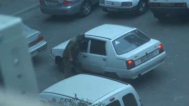 Идиот автомобилист врубил музыку на всю в 5 утра смотреть онлайн