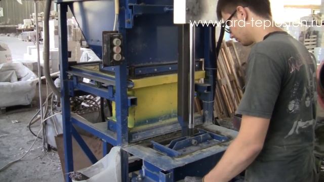 Вибропресс ВПТ-1 для производства трехслойных блоков "теплостен". смотреть онлайн