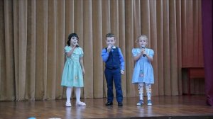 Маленькие детки первый раз поют на сцене, даже микрофон падает