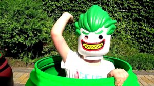 Настя прячется в цветных бочках и смешит масками героев из мультиков