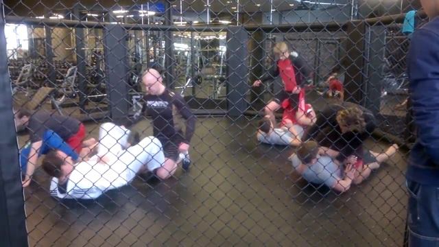 Отработка упражнения на освобождение. Открытый урок по ММА. Сеть Фитнес клубов Победа, ТРК Лето смотреть онлайн