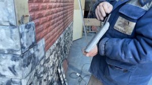 Отделка внешнего угла каркасника бетонной плиткой «Ростовский камень», цвет «Далматинец»