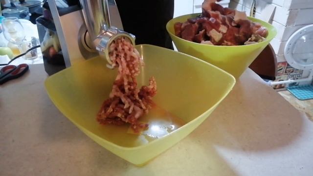 Этапы в изготовлении сыровяленной колбасы. Общие принципы на примере "Русской" салями. смотреть онлайн