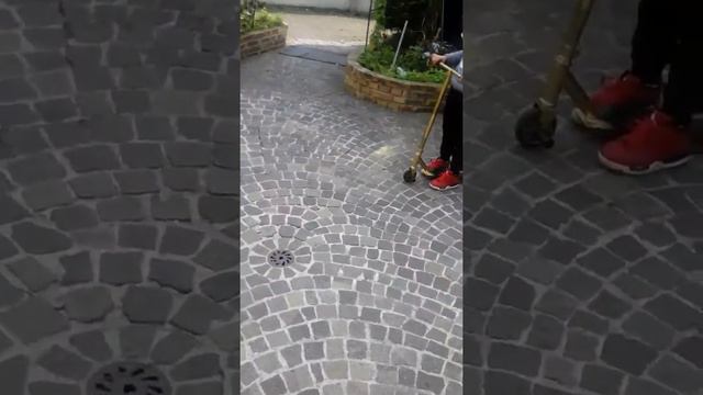 Les figures avec les trottinettes freestayll смотреть онлайн