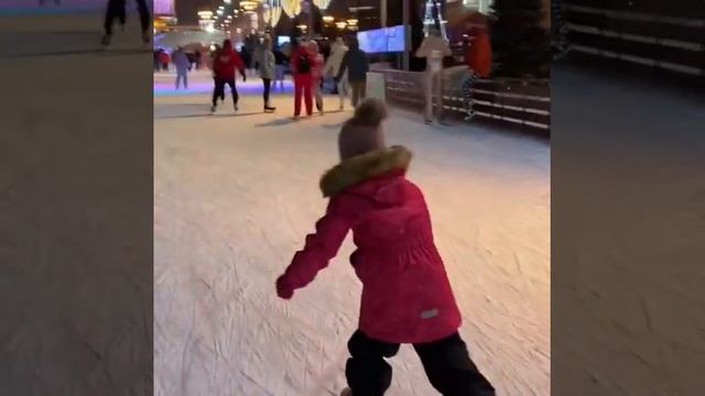 ВДНХ. Снег❄️огни, музыка, дискотека на коньках ⛸️, вообщем было здорово? #вднх #каток #дети смотреть онлайн