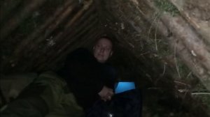 ОДИНОЧНАЯ  НОЧЁВКА В ОСЕННЕМ ЛЕСУ В САМОДЕЛЬНОМ УКРЫТИИ У КОСТРА. РАЗБОР ПОЛЁТОВ ПО ЗЕМЛЯНКЕ.