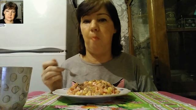 Mukbang/салат/свежий помидор/сухарики/кукуруза/колбаса/чеснок/май-з