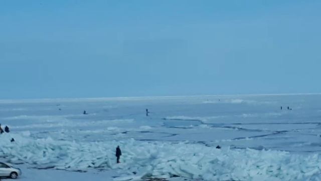 Зимняя рыбалка.Людей отрывает на льду. смотреть онлайн