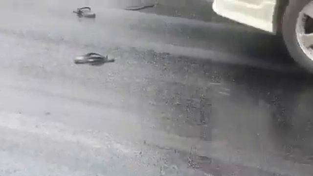 В городе Артёме положили асфальт. Прохожие остались без обуви. смотреть онлайн