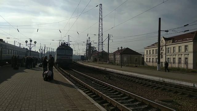 ЧС2-460 с международным поездом 052Л Варшава-Гдыня-Львов и приветливой бригадой заходит на Львов смотреть онлайн