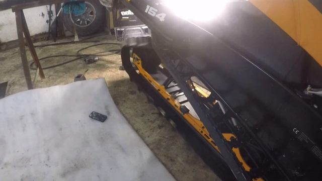 Замена склизов (направляющих) снегоход BRP Ski-Doo Summit Sport смотреть онлайн