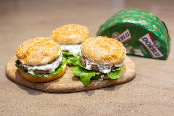 Рецепт Бургеров с голубым сыром Дорблю