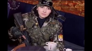 Плачет девочка с автоматом