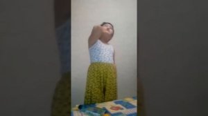 Отец учит дочь