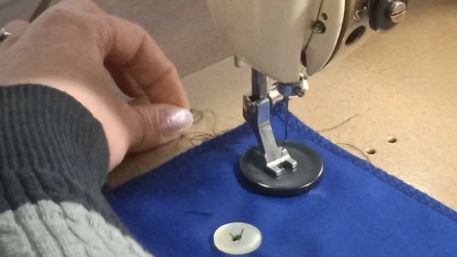 Як пришити гудзики на швейній машині Kohler, різного діаметру #пришитигудзикнашвейніймашині смотреть онлайн