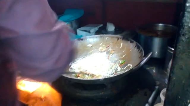 Индийская уличная еда. Вегетарианская лапша | Indian street food. Veg noodles смотреть онлайн