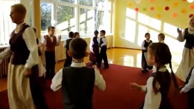 Lithuanian folk game "Aguonėlė" (Poppy) смотреть онлайн