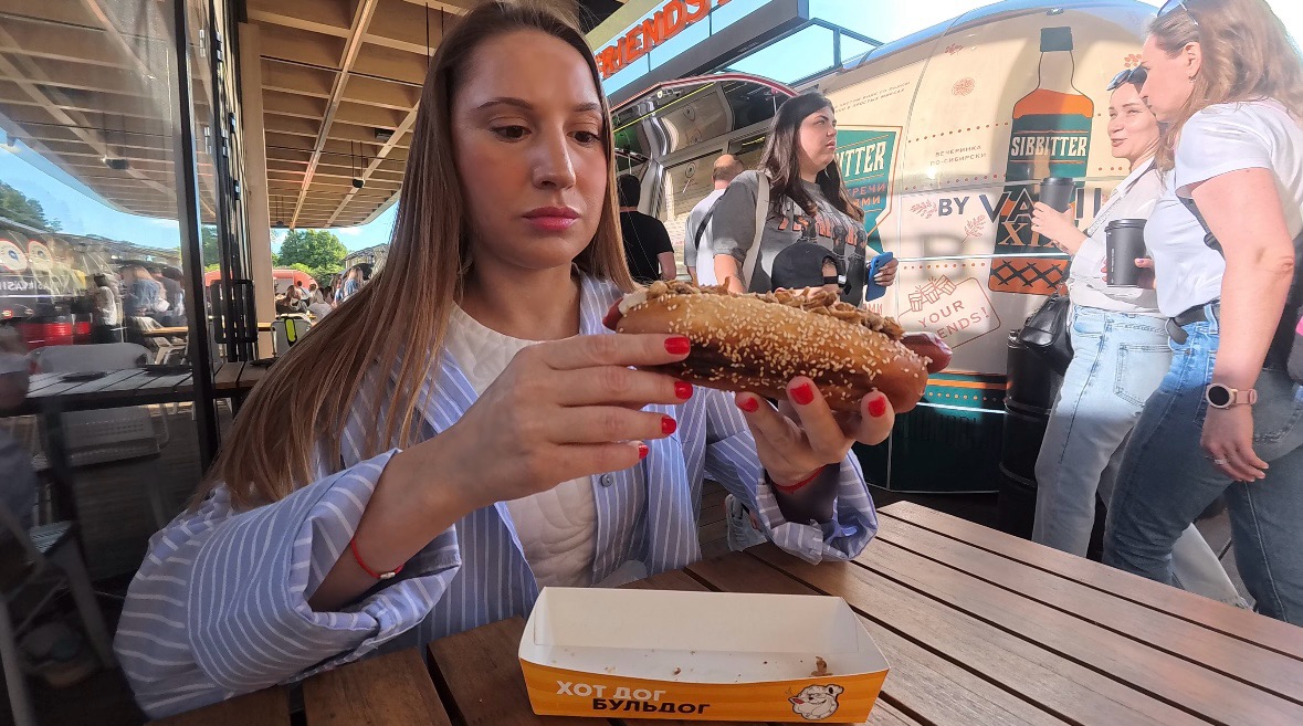 ХОТ ДОГ БУЛЬДОГ наконец попробовала хот доги Гарика Харламова в Рестопаркинге .Парк Культуры Москва смотреть онлайн