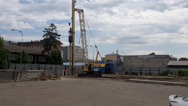 Установка бетонных свай сваебоем. Как забивают сваи смотреть онлайн