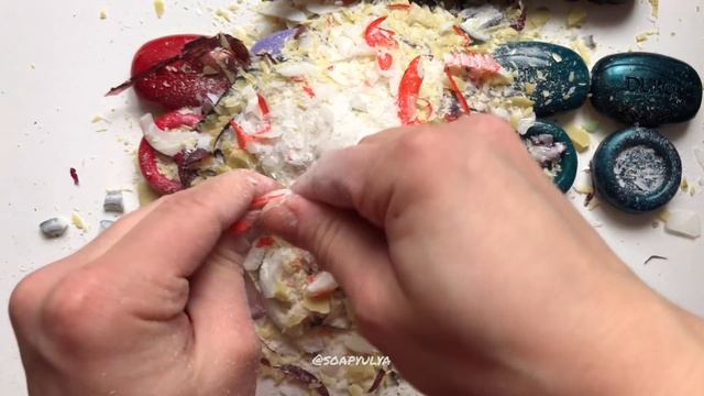 Режу лакированное сухое отельное мыло, миниатюрное мыло Duru/ Cutting colored dry mini soaps смотреть онлайн