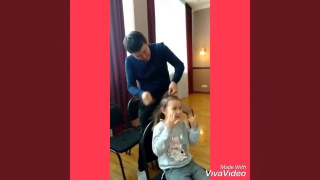 Супер Папа Серик заплетает косички . смотреть онлайн