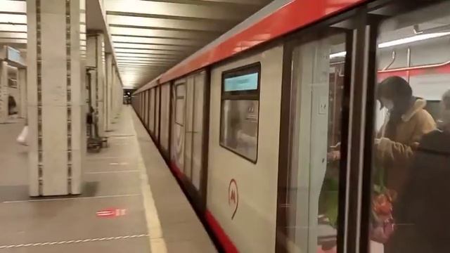 Светлой Пасхи! Электропоезд 81-775/776/777 «МОСКВА-2020» №40 прибывает на станцию метро «Свиблово» смотреть онлайн
